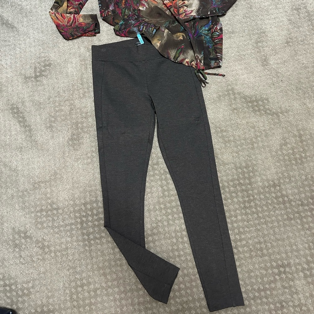 Ann Taylor brown leggings. Stylish and sleek size small.